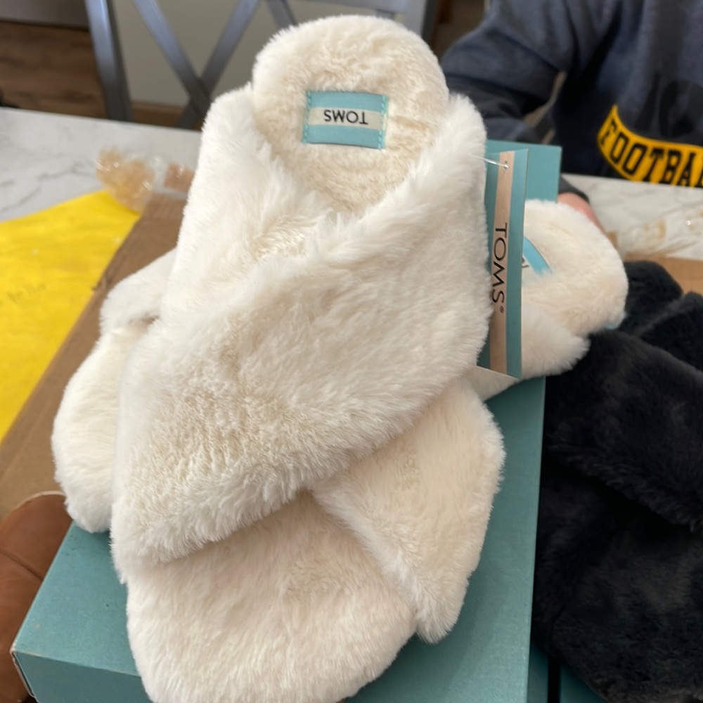 New Toms susie slipper in sz 8z. Super cute.  White.